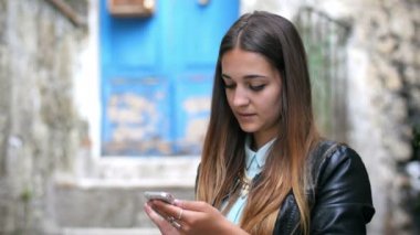 Kadın Smartphone ile mesajlaşma