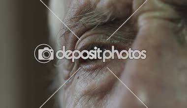 karışık ve düşünceli yaşlı adam