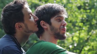 iki genç gay adam birbirlerine sarılma