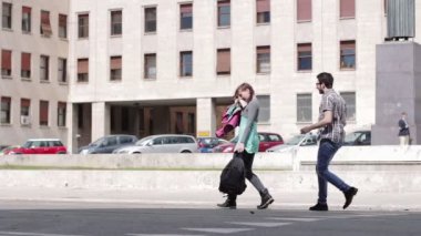 nerdy utangaç çocuk üzerinde bir güzel kız - aşk - inek kazanmak çalışır