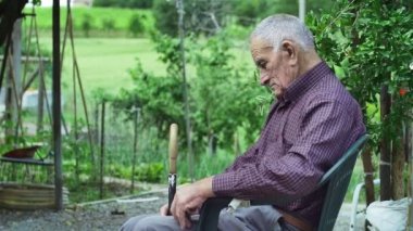 yaşlı adam bir sandalye üzerinde rahatlatıcı