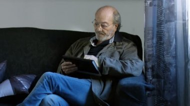 Olgun adam tablet kullanma