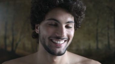 Gülümseyen güzel genç gömleksiz adam