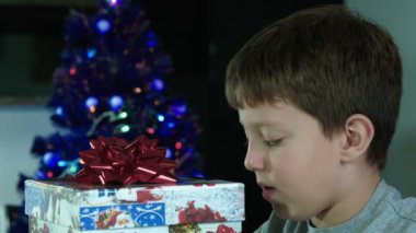Çocuk Noel hediyesi açar