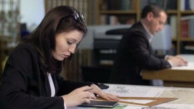 Mimarlar stüdyo yaşam tarzı ile kadın ve erkek insanlar: tasarımcı ekip çalışması