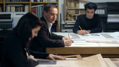 hesap makinesi ve kare cetvel ile çalışan kadın mimar: takım çalışması