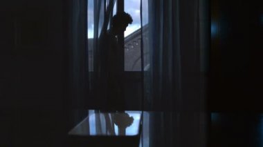 Adam bir arama için bekleniyor