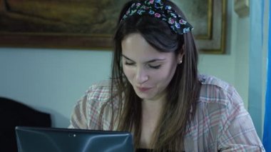 vrouw met behulp van zakboekje computer