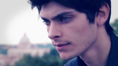 üzgün ve depresyonda genç adam