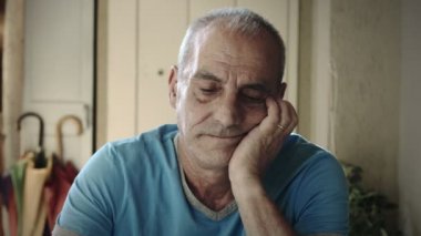 üzgün ve depresyonda yalnız evde oturan ihtiyar: yalnızlık, üzüntü, 4k