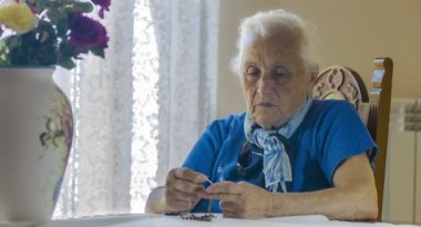 Yaşlı kadın ile tespih, dua eski çapraz, İsa, çarmıha