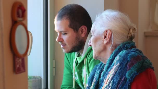 Parler grand-mère et petit-fils : la femme âgée cherche le confort avec de vieux souvenirs — Video