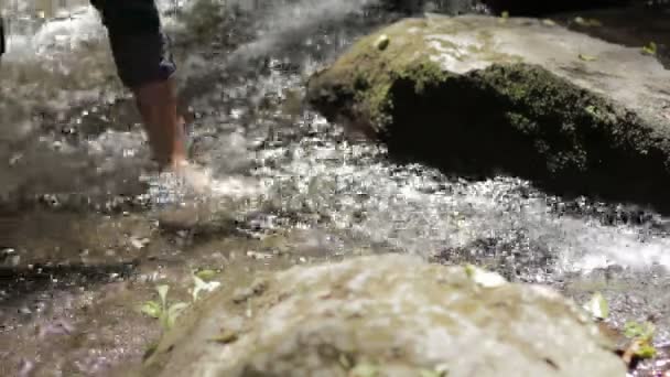 Man lopen op blote voeten — Stockvideo