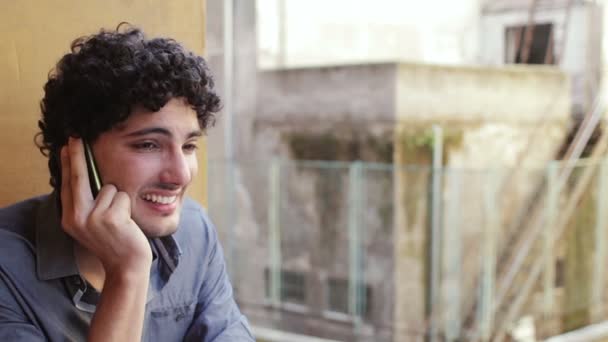 Hombre en el teléfono celular llorando de felicidad — Vídeo de stock