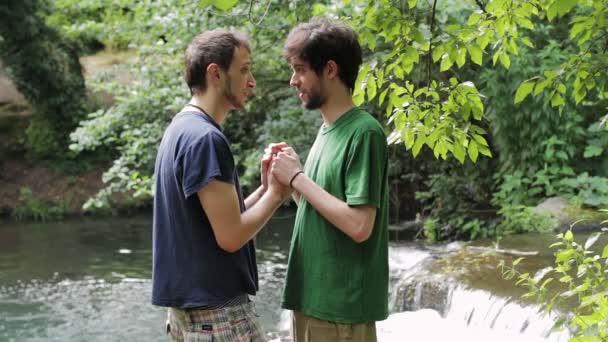 Deux les jeunes gay l'homme câlin l 'autre — Video