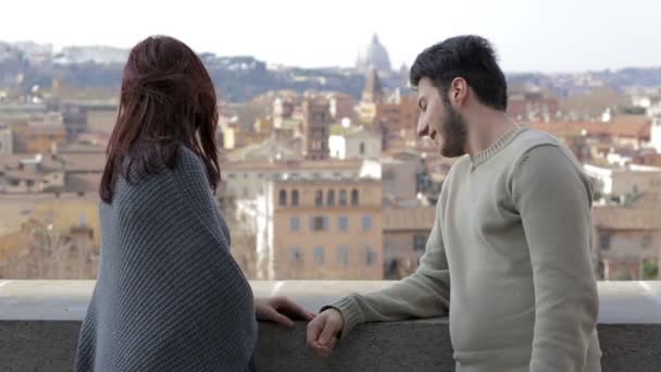 Jong koppel in liefde in Rome: betrokkenheid, liefkozingen, knuffels, romantische partners — Stockvideo