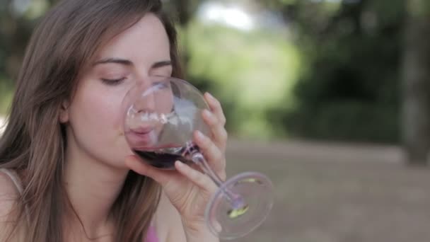 Стомлена жінка п'є червоне вино — стокове відео