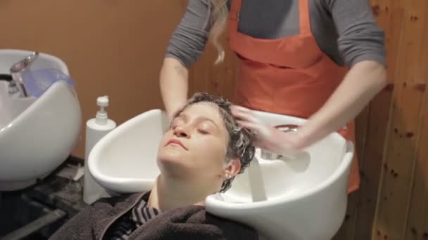Kadeřnice Opláchněte Vlasy Uvolněné Ženě — Stock video