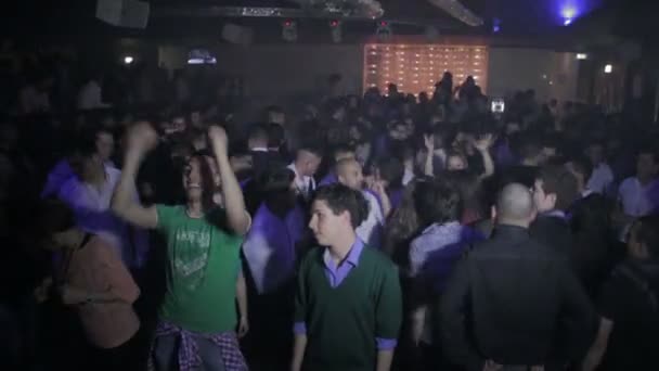 Menigte feesten en dansen — Stockvideo
