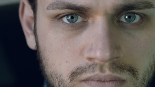 Atractivo joven con mirada seria mirando a la cámara: imágenes de 4k — Vídeos de Stock