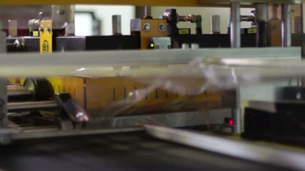 Machine industrielle mettre le film plastique aux bouteilles — Video