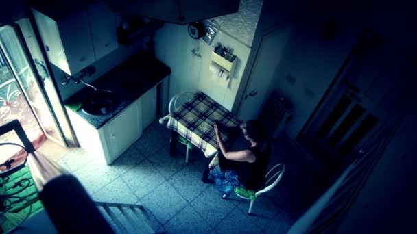 孤独的女人在戏剧性的气氛中使用手机忘在家里 — 图库视频影像