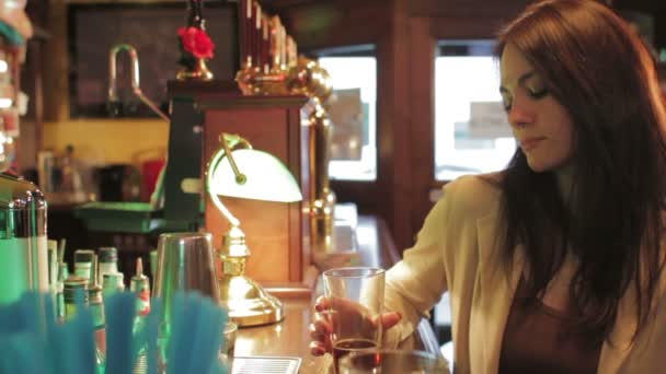 Красива жінка п'є пиво в барі лялька — стокове відео