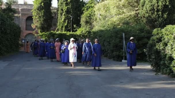 Grupo de freiras que visitam perto de Golden House, irmã, steadycam , — Vídeo de Stock