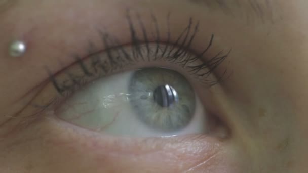 Молодая Девушка Пирсингом Смотрит Вверх Показывает Свой Красивый Голубой Глаз — стоковое видео