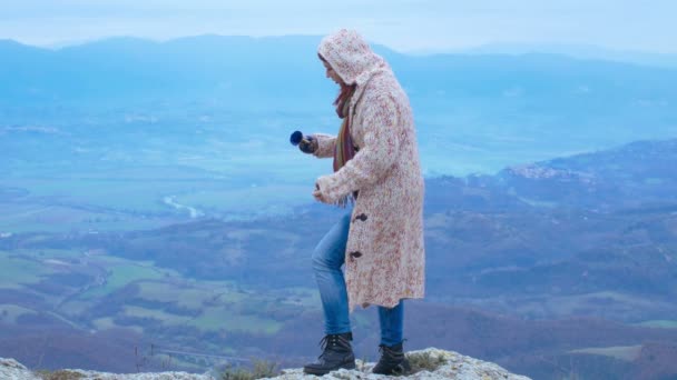 Douleur fille solitaire avec une urne, sommet d'une montagne venteuse, paysage naturel — Video