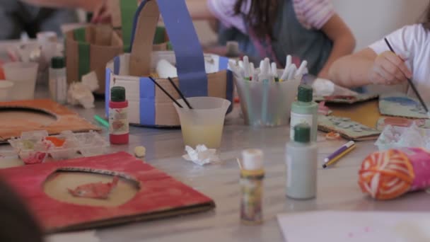 Bambini che creano opere d'arte a scuola: colori, arte, pennelli, carte, disegni — Video Stock