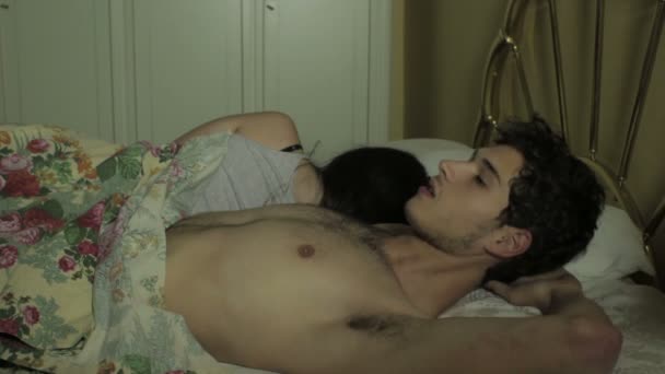 Un homme sans sommeil pour ses problèmes est réconforté par sa femme — Video