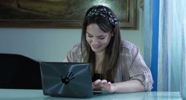 Vrouw met behulp van zakboekje computer — Stockvideo