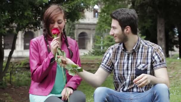 Een man kussen een vrouw voor de vuist keer — Stockvideo