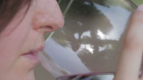 Donna sorseggiando vino rosso — Video Stock