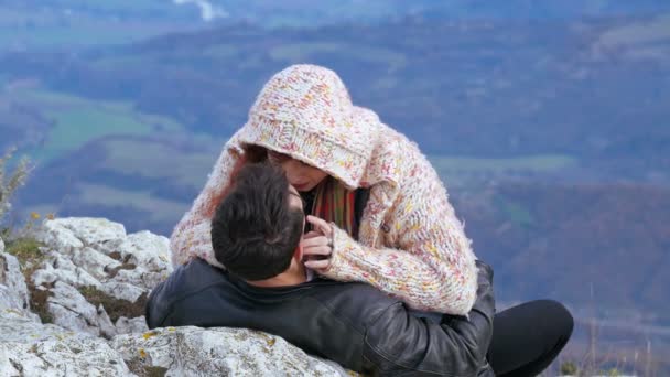 Couple jouant et s'embrassant dans un paysage naturel — Video