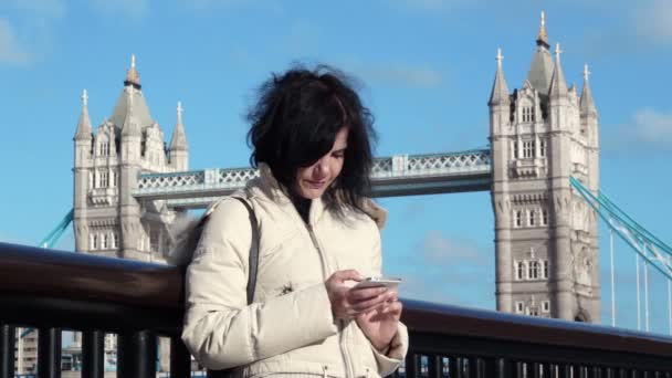 Turista usando smartphone — Vídeo de Stock