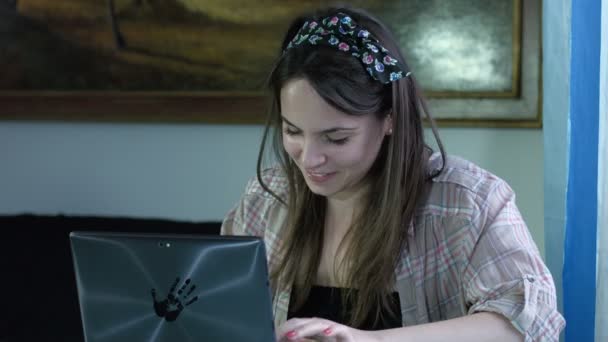 Mujer usando computadora portátil — Vídeo de stock