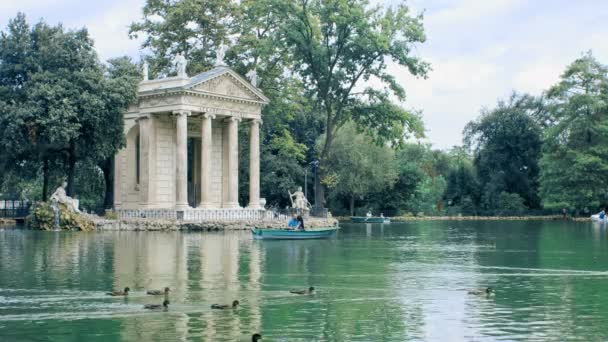 Pareja enamorada en el lago de Roma con un bote de remos — Vídeos de Stock