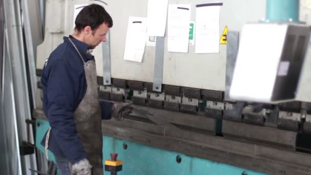 Metalworker Bending iron in press brake — Stockvideo