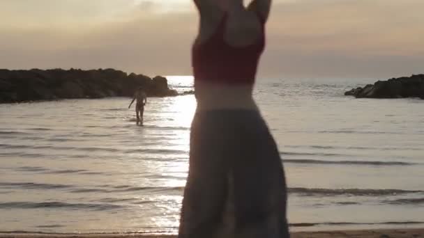 Mulher vestida no amor corre para o seu homem no mar - abraços e beijos - pôr do sol — Vídeo de Stock