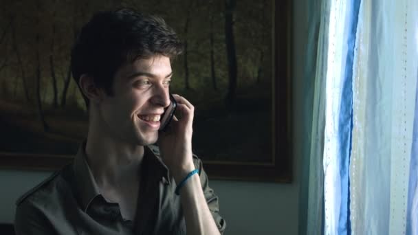 Hombre sonriente usando el teléfono móvil — Vídeos de Stock