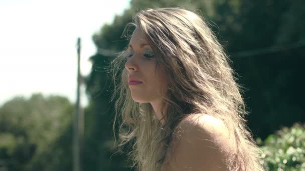 Üzgün dalgın kız için bir şey arıyor: düşünceli sarışın kız açık — Stok video