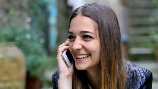 Jovem mulher usando smartphone — Vídeo de Stock