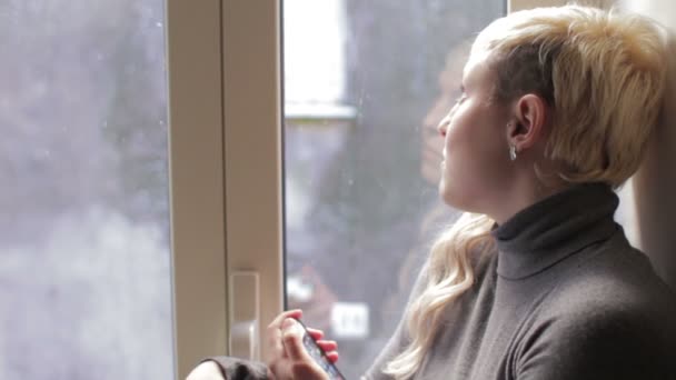 Una Joven Enamorada Mirando Por Ventana Piensa Mientras Espera Una — Vídeos de Stock