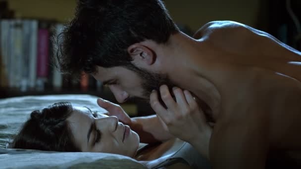 Férfi és nő, a szex és a csók az ágyban: simogató, vissza, kezek, szerelem — Stock videók