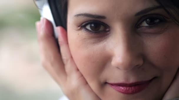 Mujer joven escuchando música — Vídeos de Stock