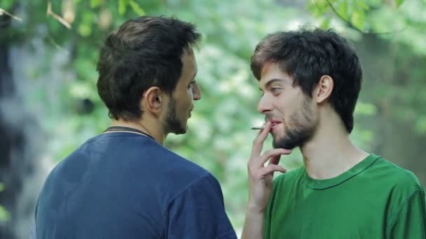 Dos lindo joven gay fumar un cigarrillo juntos — Vídeos de Stock