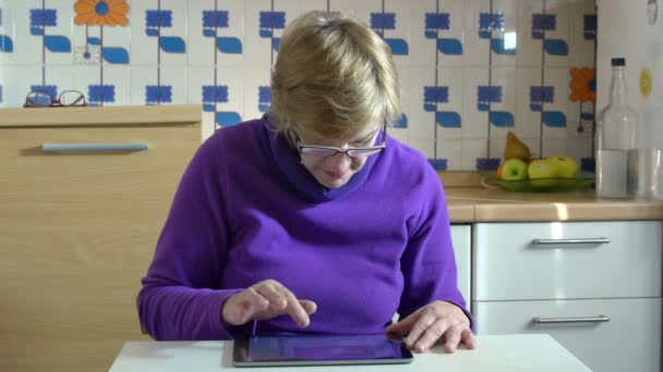 Senior vrouw is surfen op internet met een tablet-pc: e-mail, facebook — Stockvideo