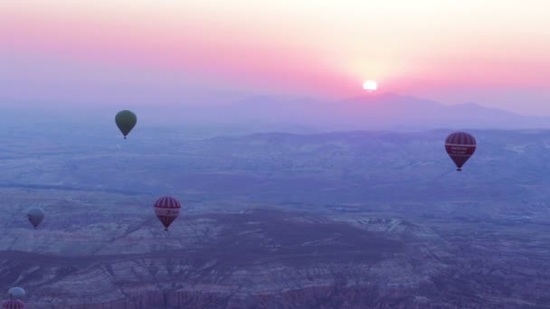 Warme lucht ballonnen vliegen — Stockvideo